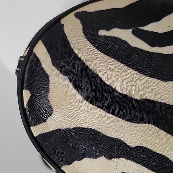 🔥Host Pick🔥 Dooney & Bourke 🦓 zebra print bucket bag with pink cloth interior - Picture 13 of 15